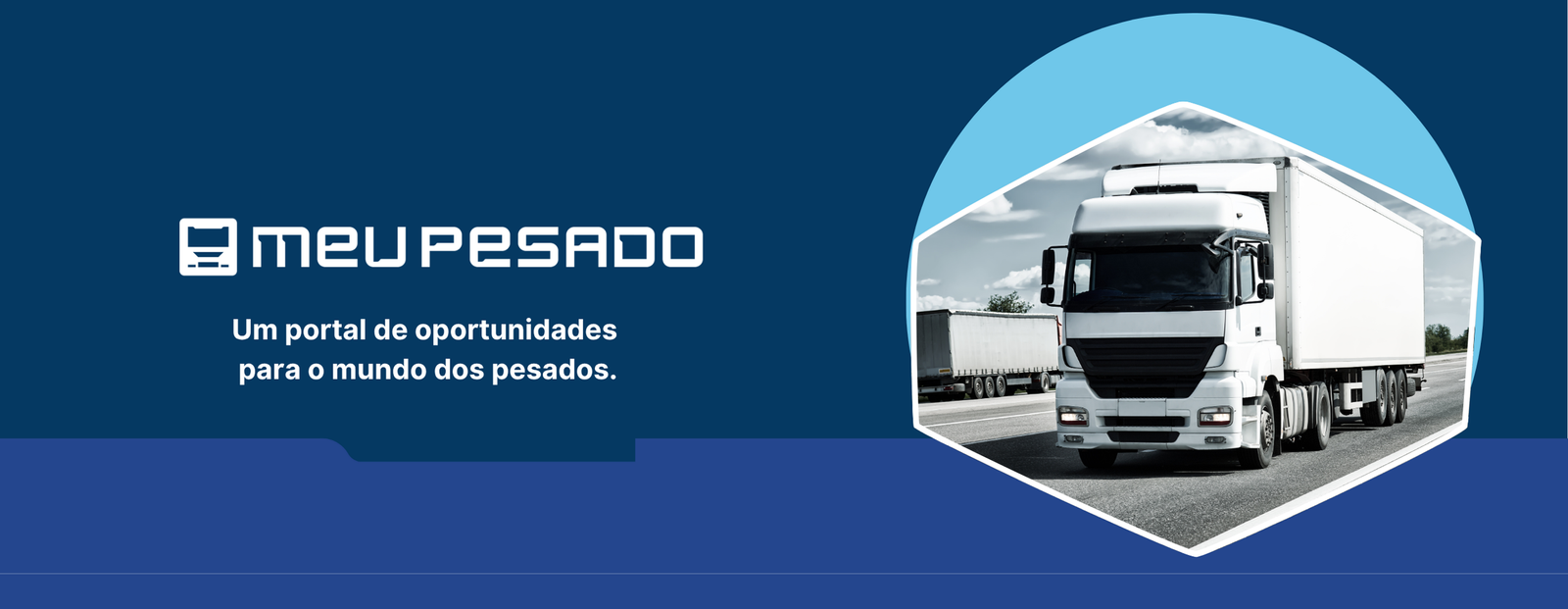 Caminhão branco em movimento na estrada, ao lado do logotipo do Meu Pesado.