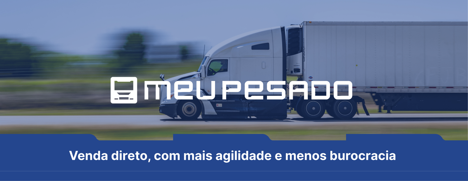Caminhão branco em movimento rápido em rodovia com fundo desfocado.